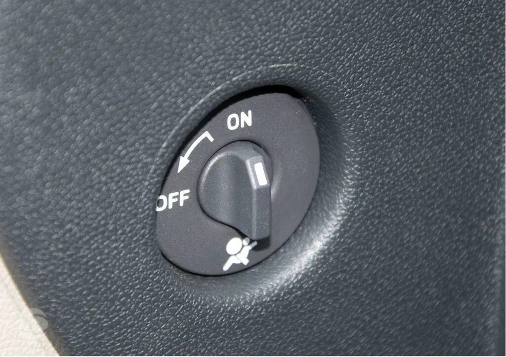 Airbag off. W210 airbag off кнопка. Переключатель airbag Ford. Пассенджер аирбаг офф. Переключатель airbag Mazda.