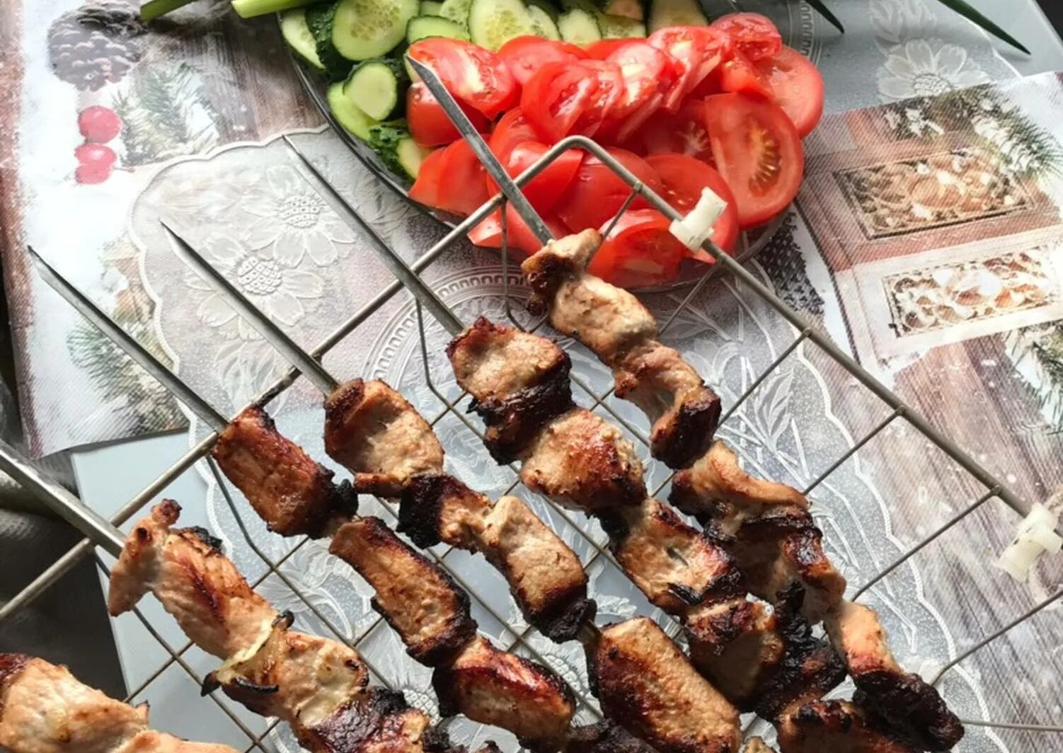 Красивый шашлык. Маринад для шашлыка из свинины. Шашлычки из индейки на шпажках в духовке. Шашлык из филе курицы. Шашлык с луком.