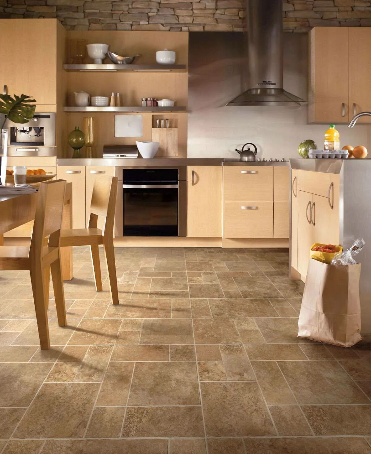 Плитка на кухню на пол. Плитканаполная для кухни. Какую плитку на пол на кухню. Половая плитка на кухню. Виниловый пол на кухне.