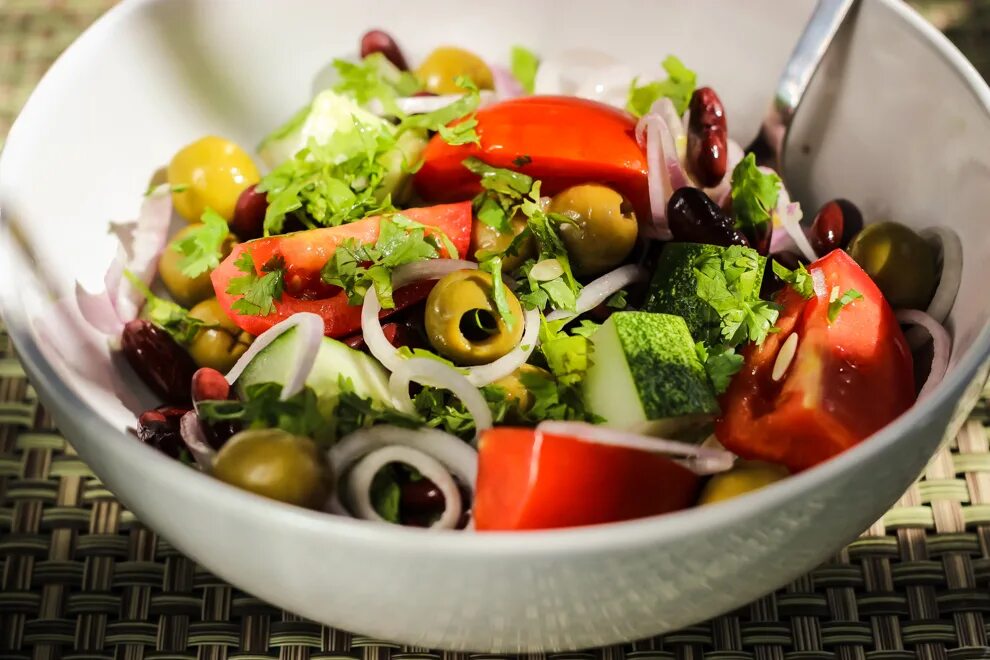 Овощной салат. Легкий овощной салат. Салат овощной с маслом. Салат из сезонных овощей.