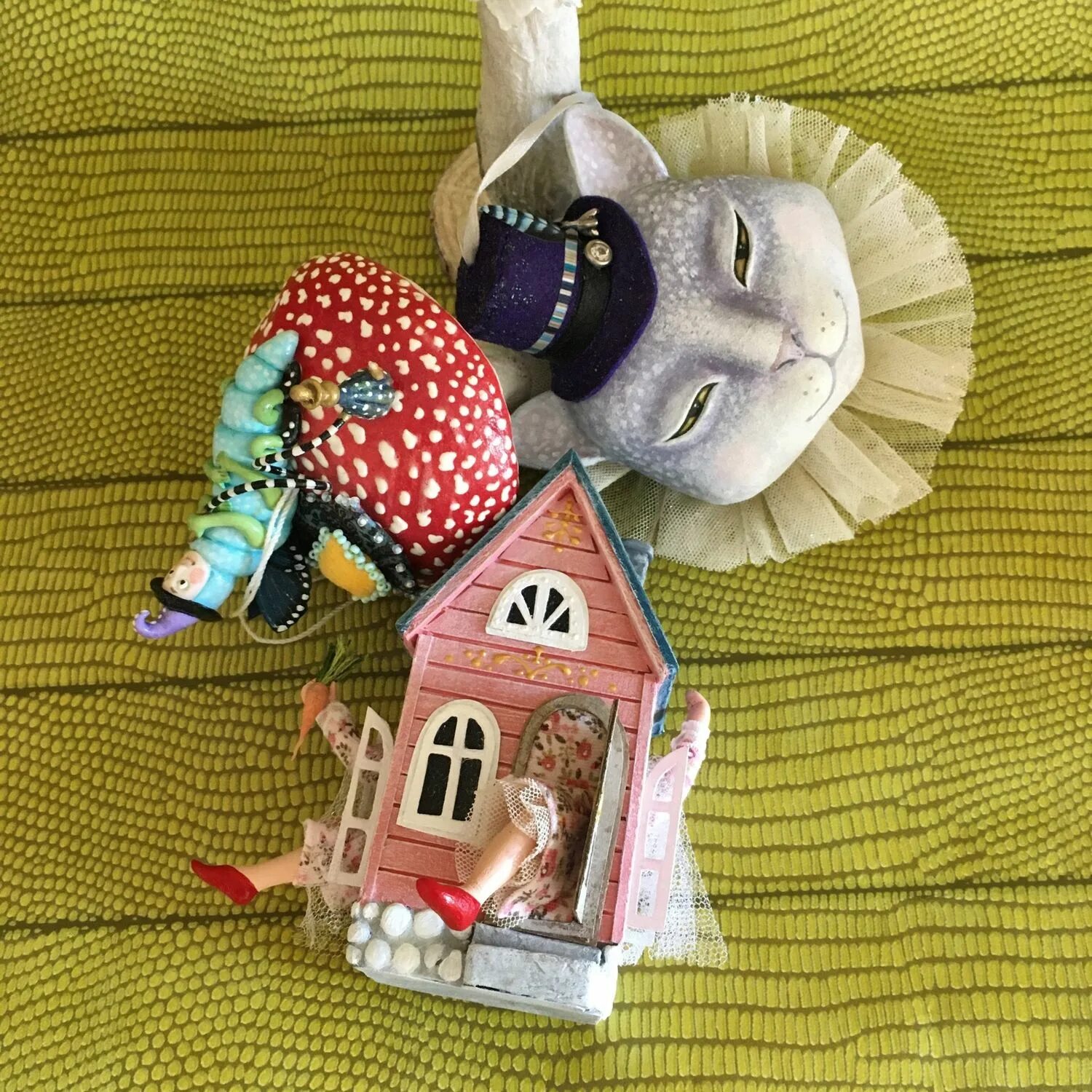 игрушки из алисы в стране чудес. елочная игрушка алиса. алиса в стране чудес игрушки. ватные игрушки алиса в стране чудес. белый кролик» майолика.