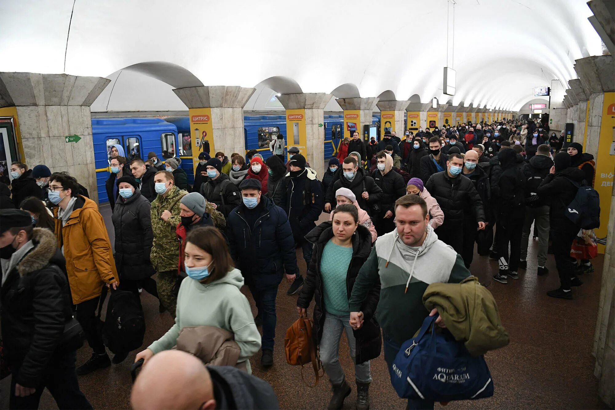 Киевское метро фото 2022. Киевское метро сейчас 2022. Люди в метро в Киеве. Киев новости города