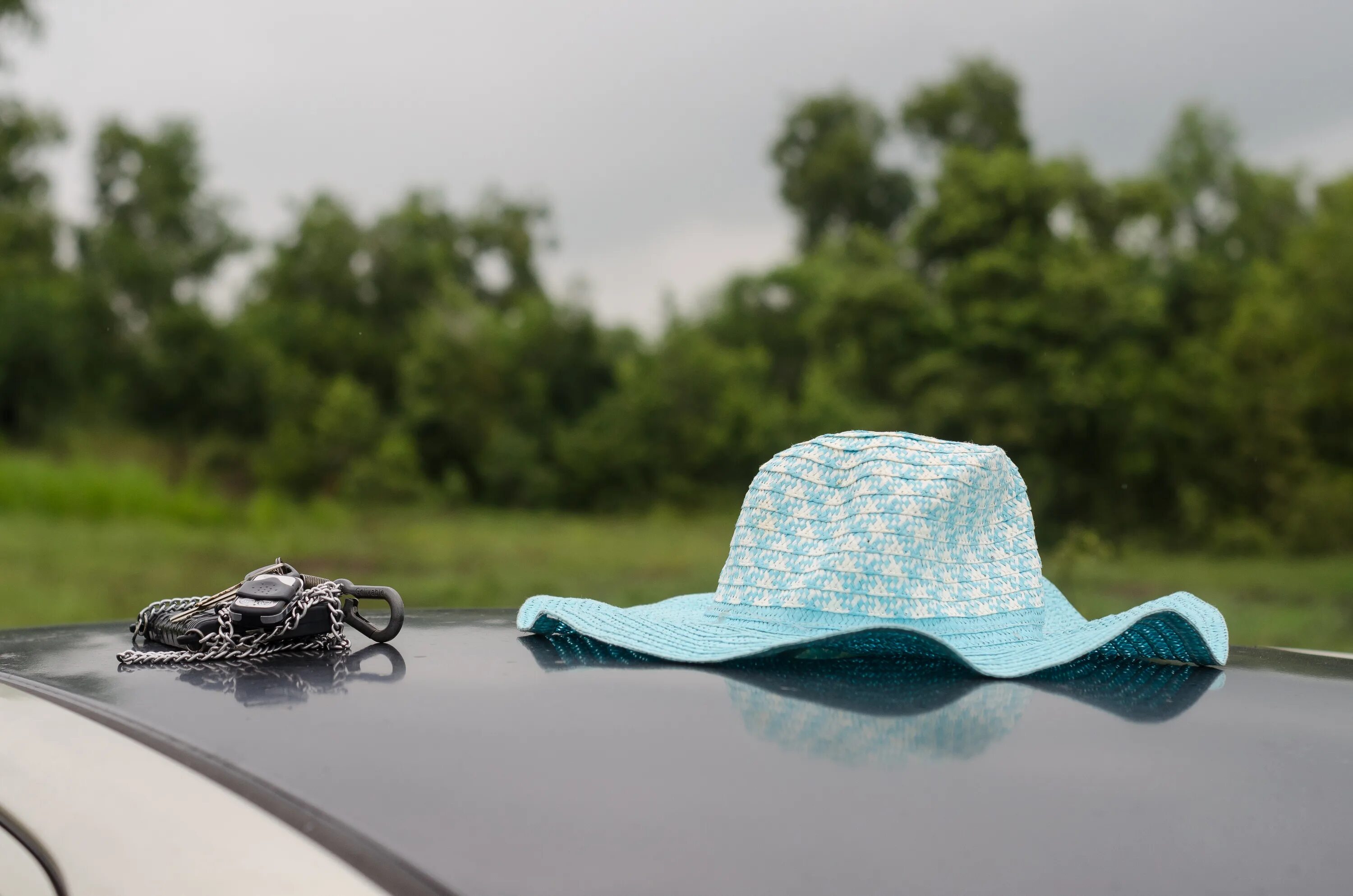 Hat car. Шляпа машина. Шляпа с машинками. Шляпка на машине. Машина в шапке.