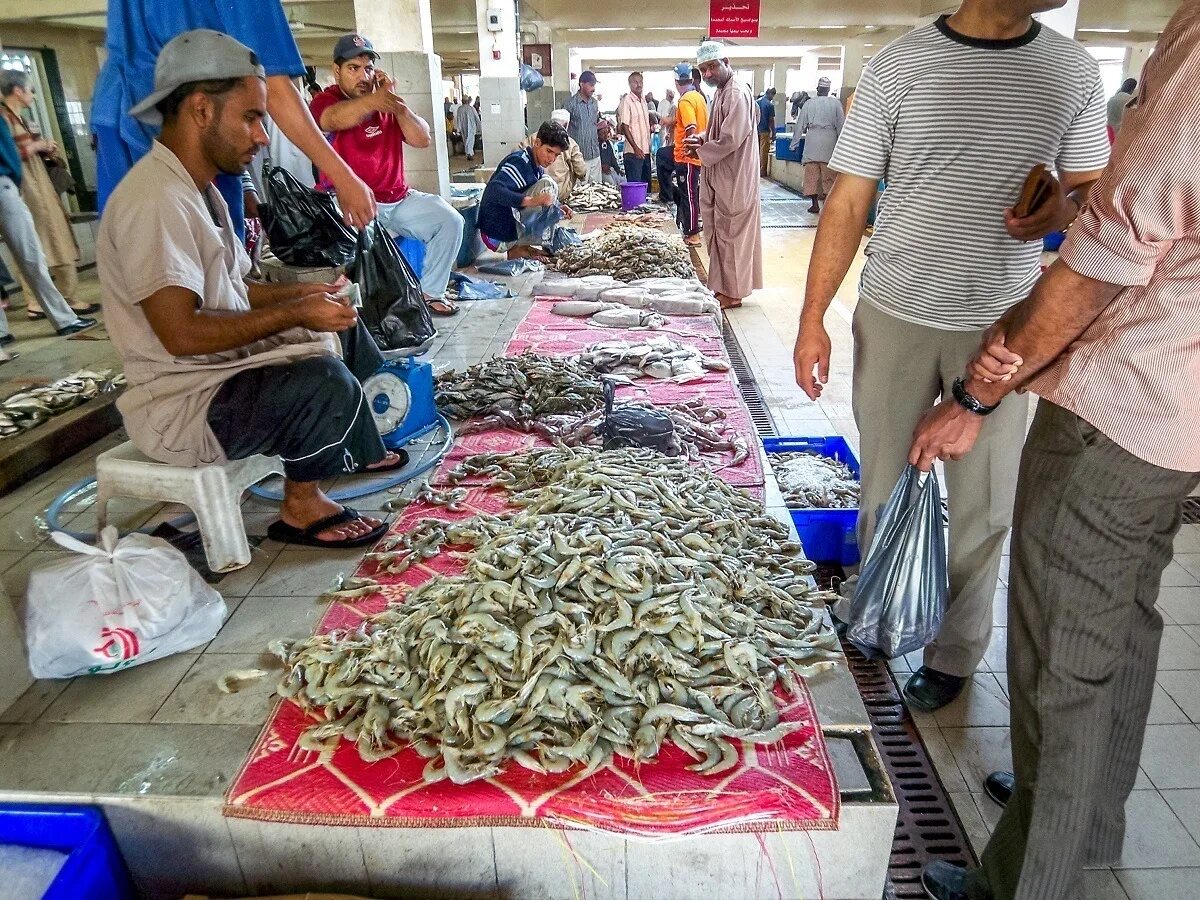 Где рыбный рынок на волне. Рыбный рынок в Коломбо. Кемальпаша Турция рыбный рынок. Рыбный рынок Галле. Рыбный рынок в Португалии.
