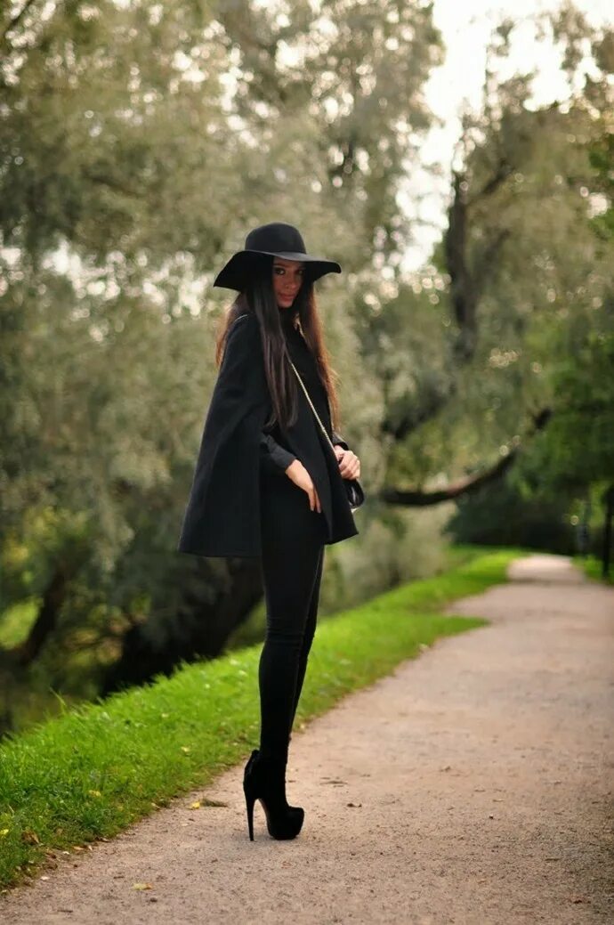 Девушки на высоких каблуках. Насонова оксана. Девушка в шляпе. Фотосессия девушки. Женщина в черном на улице.