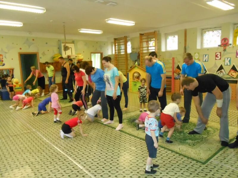 Спортивный досуг в детском саду. Спортивный досуг с родителями в детском саду. Физкультурные досуги в детском саду. Физкультурные занятия в детском саду. Спортивный праздник для мам