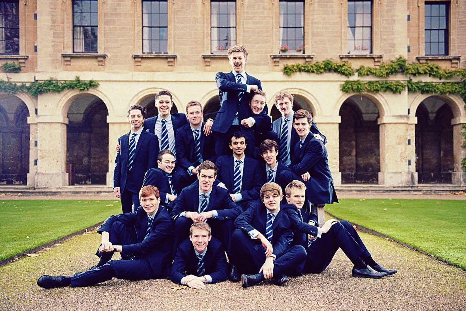 Students cambridge cambridge university. Оксфордский университет Великобритания. Оксфорд Кембридж Гарвард. Оксфорд университет студенты. Университет Оксфорд Брукс Великобритания.