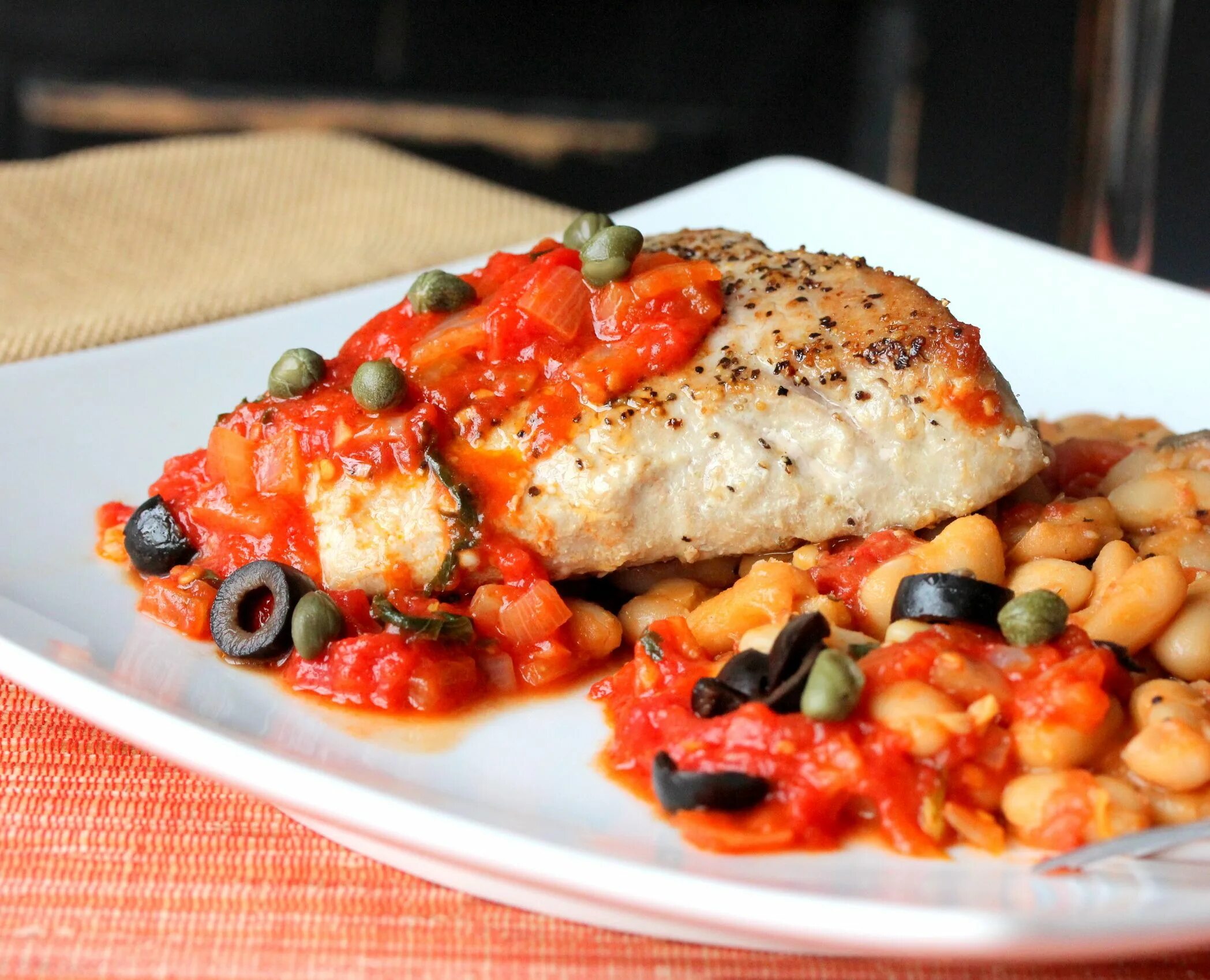 Треска по английски. Филе минтая в духовке с помидорами и сыром. Блюда английской кухни. Бакаляу португалия. Треска по английски.