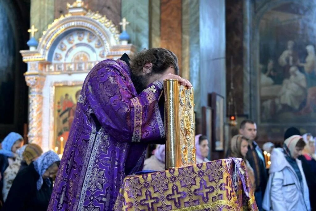 Евангелие дня 2 февраля. Диакон Сергий Нежборт. Кресту твоему поклоняемся Владыко. Кресту твоему покланяемся, Владыко, и святое Воскресение твое Славим.. Поклонение кресту.