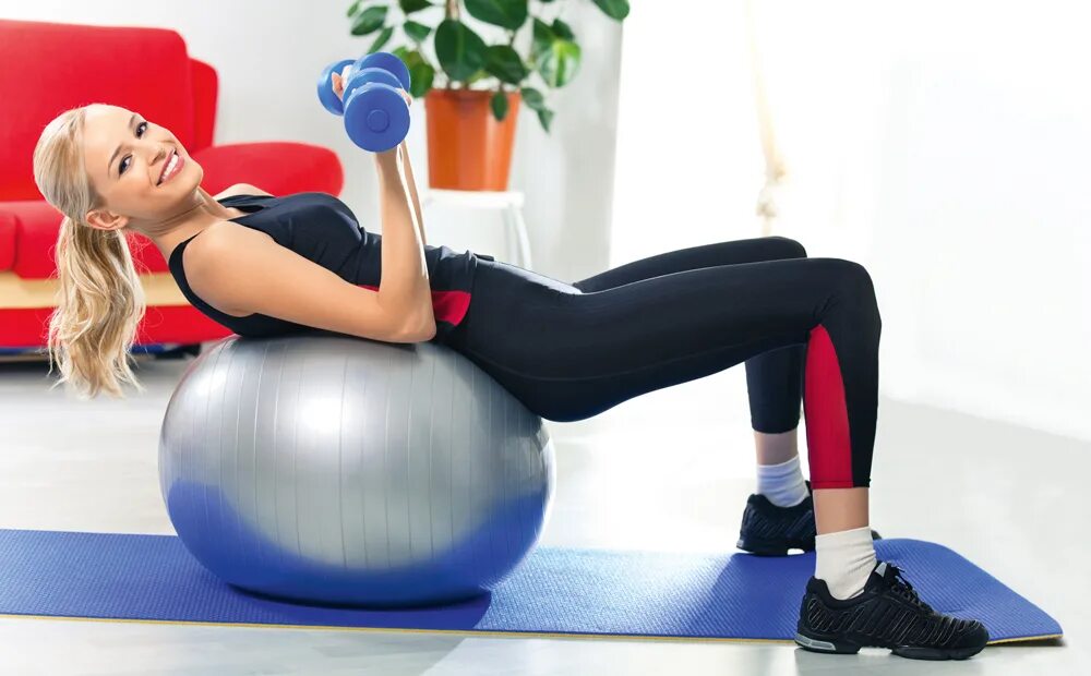 Exercize ball. Мяч для фитнеса. Фитнес с фитболом. Аэробика с мячом. Фитбол в тренажерном зале.