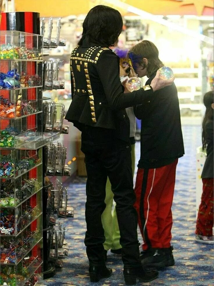 Акции mj. Michael Jackson 2009 shopping.