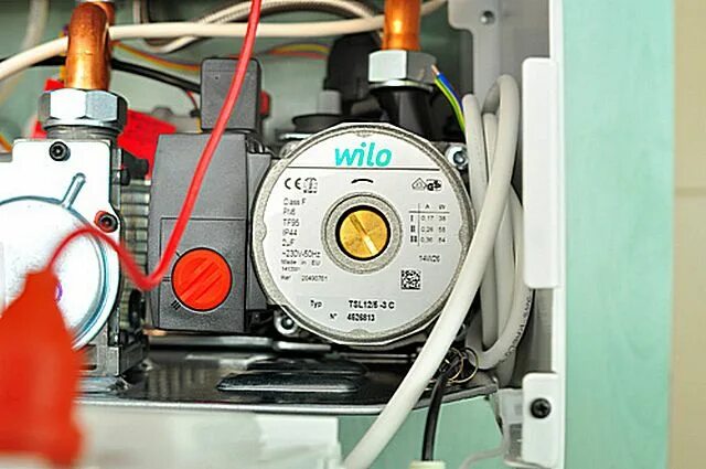 Котёл vaillant двухконтурный газовый схема подключения. Регулировка насоса двухконтурного газового котла. Как работает циркуляционный насос в газовом котле. Газовый котел для отопления vaillant. Ferroli zews 6 циркуляционный насос.