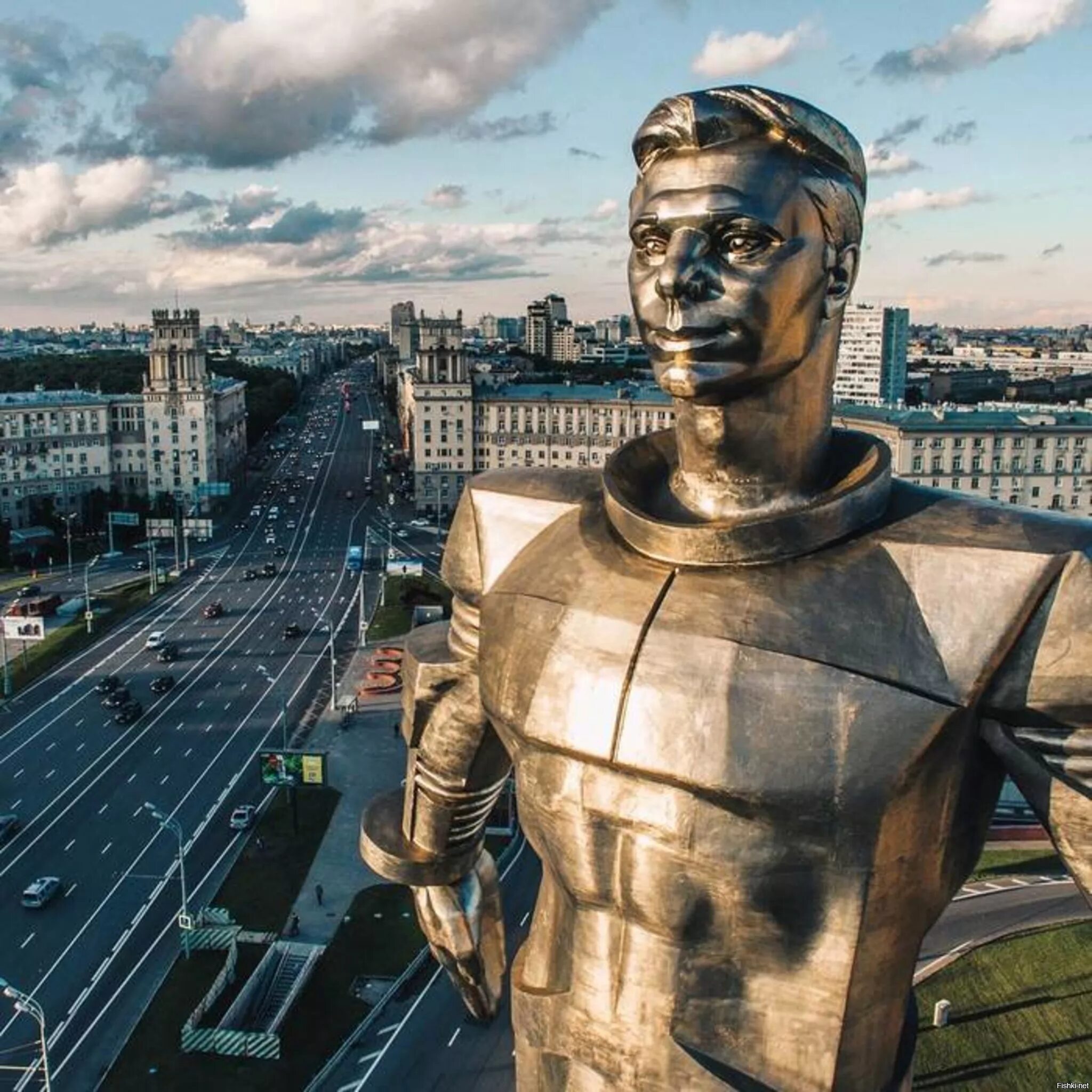 Где памятник гагарина. Гагарин памятник в москве. Статуя юрия гагарина в москве. Ленинский проспект памятник гагарину. Памятник юрию гагарину (42,5 м).