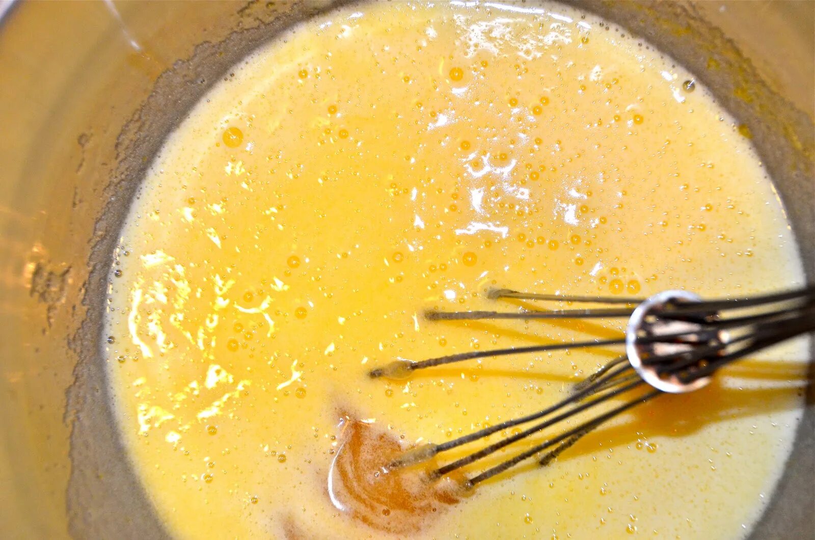 Медовое тесто. Медовик классический с заварным кремом. Тесто для медового торта. Тесто для медовика. Рецепт тесто и мёд.