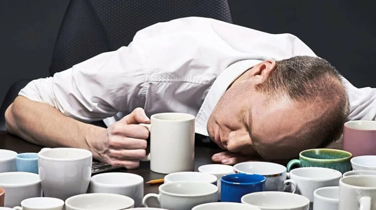 Что можно ночью попить. Человек утром. Чай на работе. Кофе усталость. Кофе и бессонница.