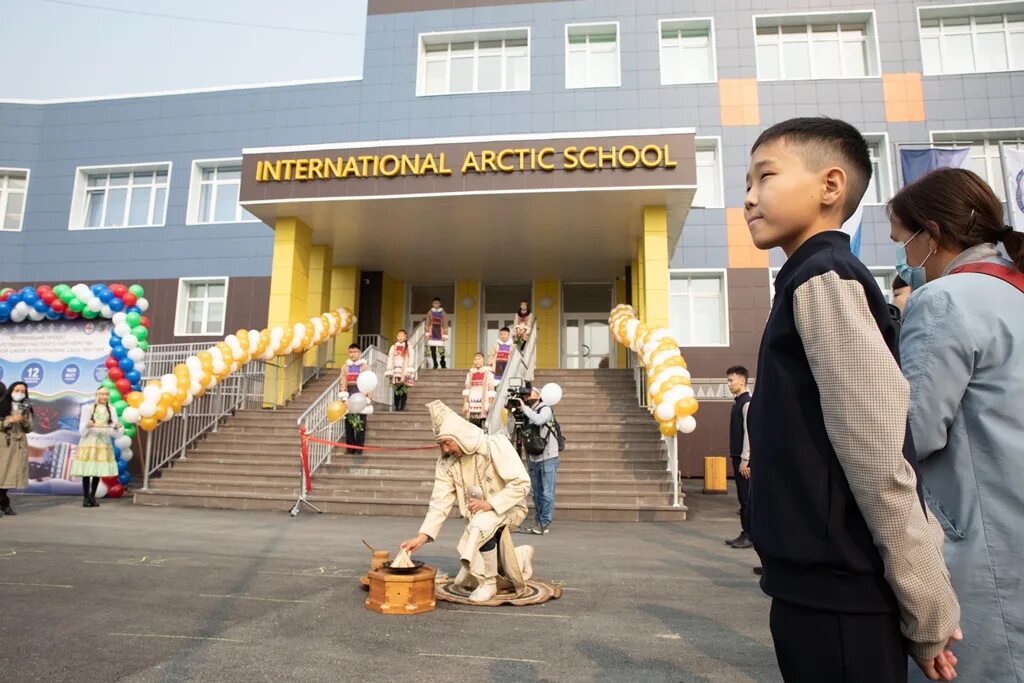 Город якутск 6 школа. Республика саха якутия школа интернат. Школьники за партой. Школы в якутии. Республика саха якутия школы.