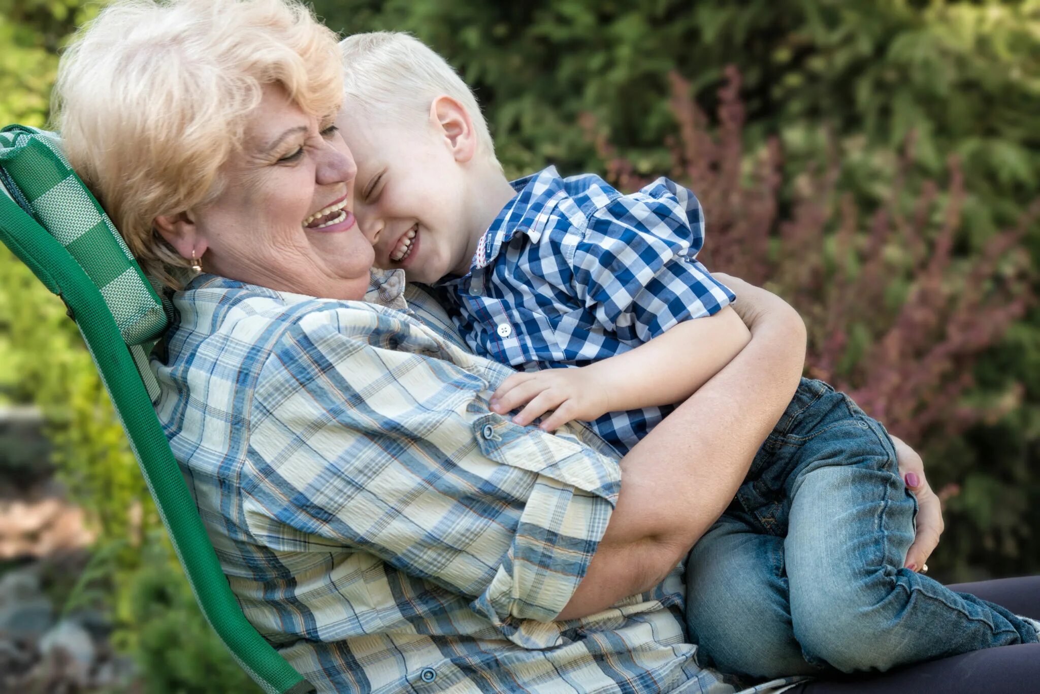 Бабушка и внук. Подставила внуку. Бабушка с внуками. Grandson. Дед играет с детьми.