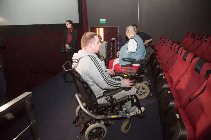 Куда можно сходить инвалидам. Родители детей инвалидов. Образование людей с ограниченными возможностями. Челик в инвальдной коляске. Сайт зала для инвалидов.