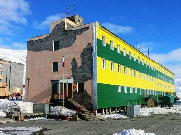 Остров северный архипелаг новая земля. Архипелаг новая земля поселок северный. Новая земля белушья губа больница. Остров новая земля поселок северный. Быстровозводимые военные городки для крайнего севера.