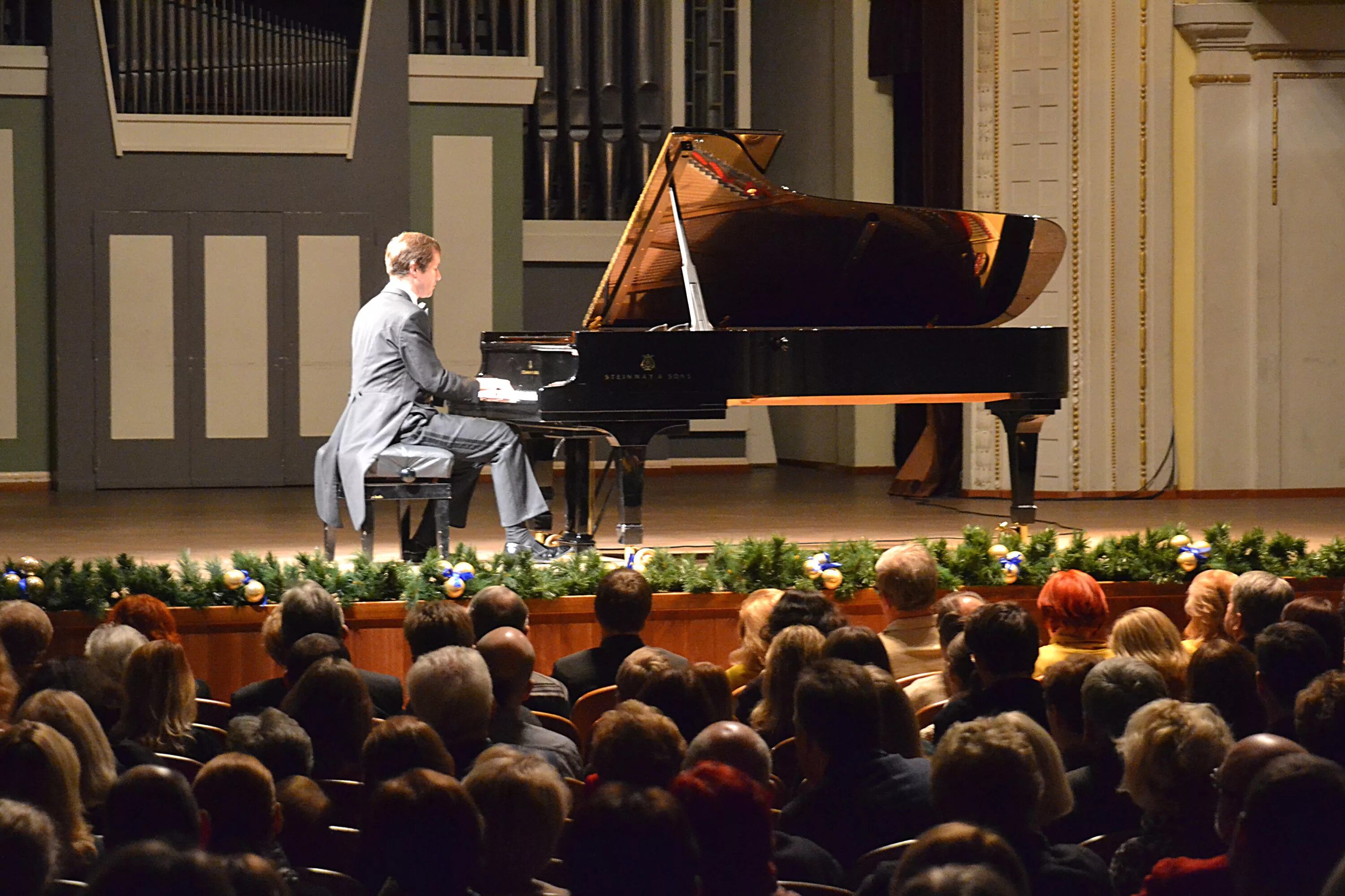 оркестр играет симфонию. литва концерт. концерт симфонического оркестра. концерты литва. звезды литвы.
