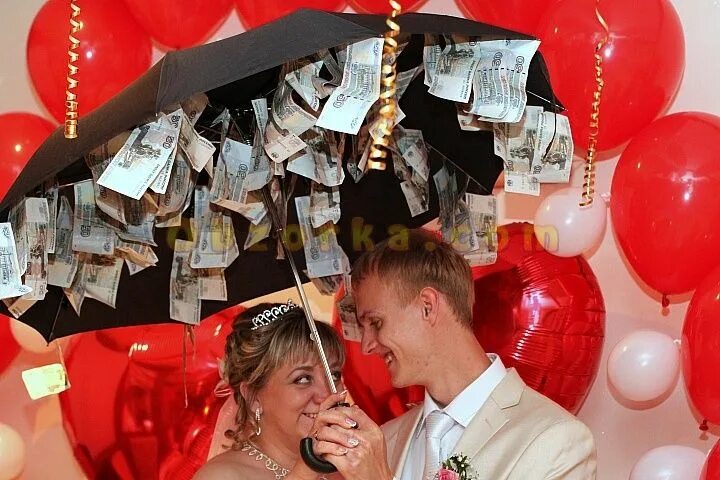 Удивить близких. Оригинальный подарок на свадьбу. Денежный зонт. Подарок на свадьбу денежный зонт. Подарок зонт с деньгами.