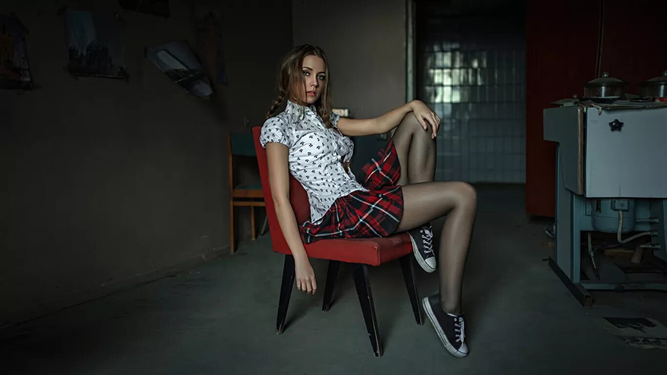Фото девушки в юбке и чулках 