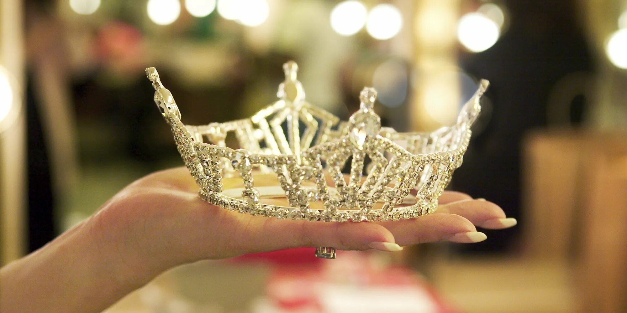 Как потратить короны. Корона Мисс красоты. Девушка в короне. Корона королевы. Корона королевы красоты.