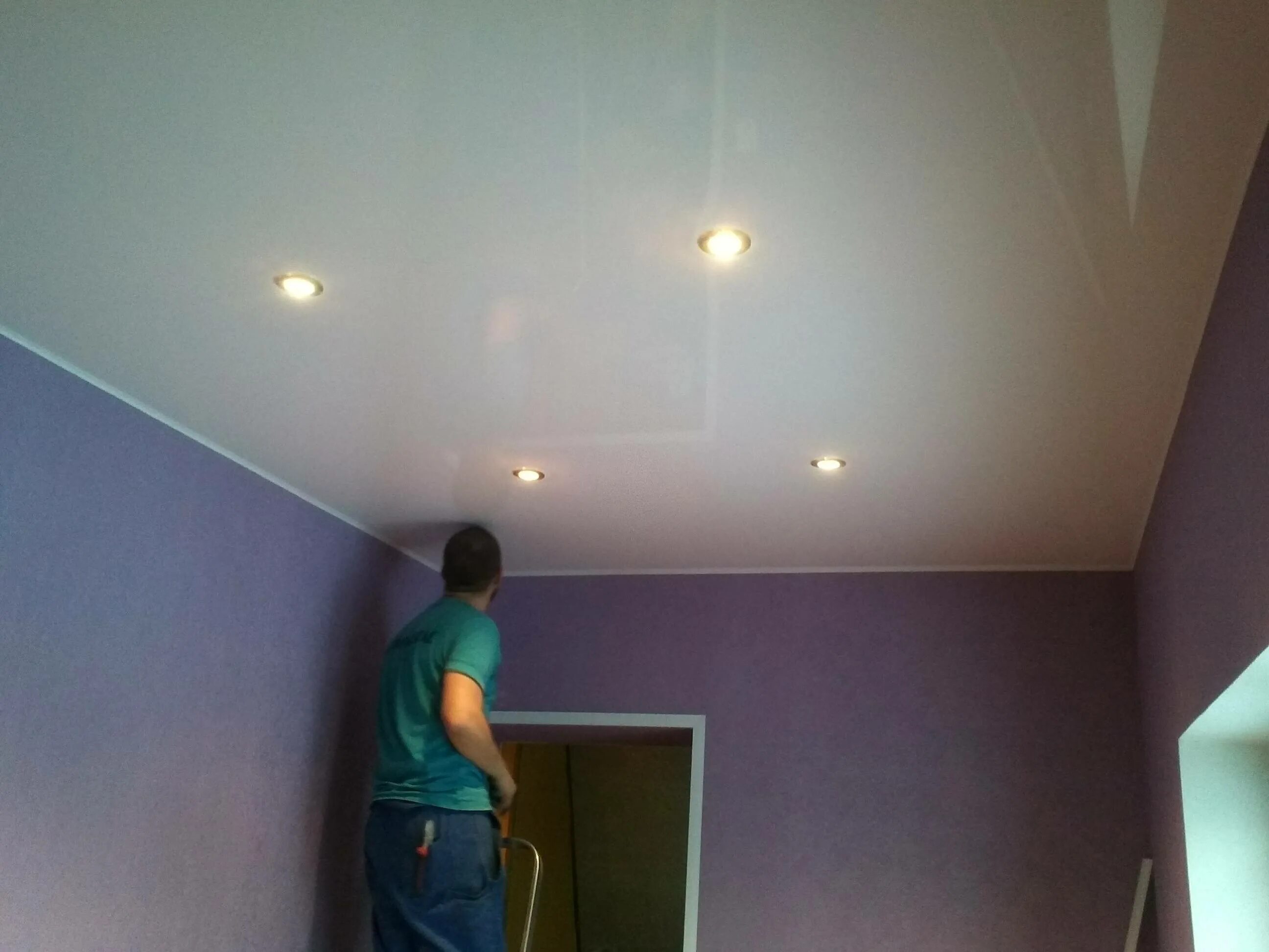 Навесные потолки простые. Монтаж потолка. Натянутый потолок. Монтаж натяжного потолка. Установка натяжных потолков под ключ.