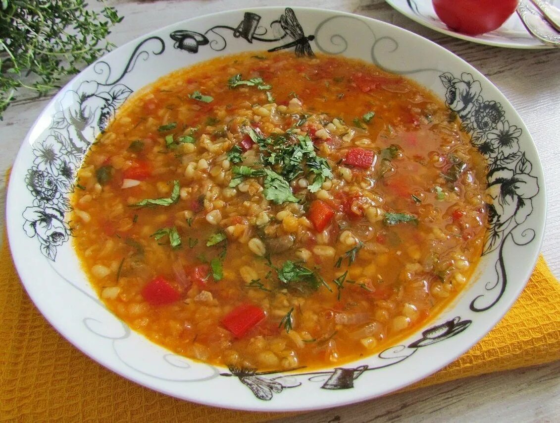 Суп с красной чечевицей рецепт с курицей. Чечевичный суп с томатами. Томатный суп с булгуром. Суп с чечевицей и булгуром. Густой чечевичный суп.
