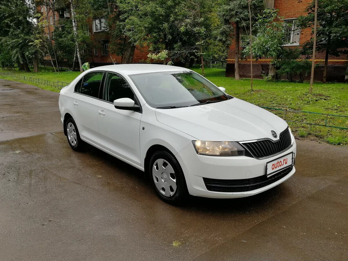 Шкода рапид с пробегом цены. Шкода Рапид 2014 белая. Skoda Rapid 2014. Skoda Rapid 2014 белая. Шкода Рапид 2014 1.6.