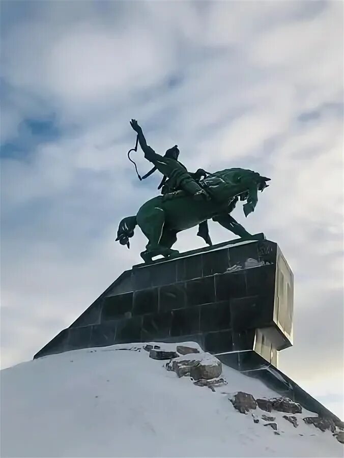 Уфа салават юлаев 55. Салават юлаев памятник в уфе. Памятник салавату юлаеву. Салават юлаев памятник в уфе. Уфа салават юлаев 55.
