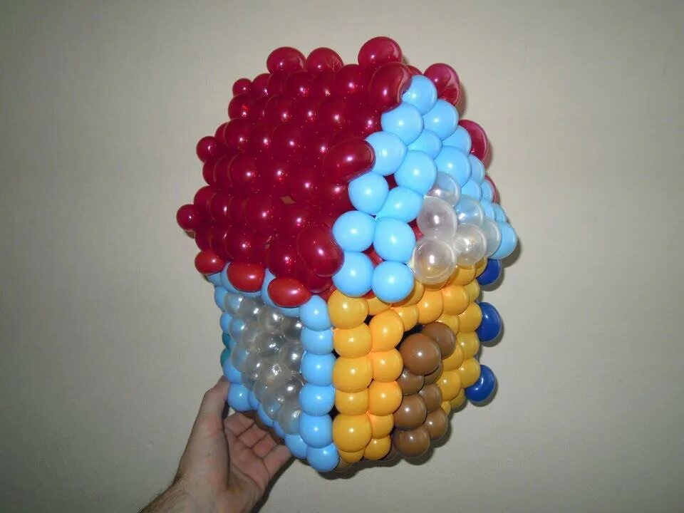 Игры из маленьких шариков большие. Домик из воздушных шаров. Домик с шариками. Поделки из пластмассовых шариков. Поделки из маленьких шариков.