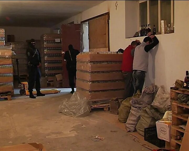 уничтожение контрафакта челябинск. новости контрафакта. оправдаться за продажу контрафакта. полиция в магазине. изъятие продукции.