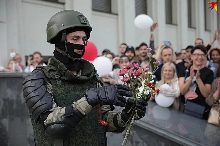 Игра митинг. ОМОНОВЕЦ С цветами. ОМОН дарит цветы. ОМОНОВЕЦ С цветочком. ОМОН В цветах.