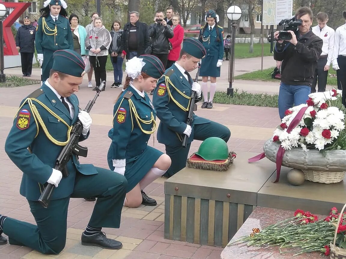 Пост 1 память. Калуга Почетный караул вечный огонь. Калуга пост 1 у вечного огня. Площадь Победы Калуга Почетный караул. Площадь Победы Калуга вечный огонь.