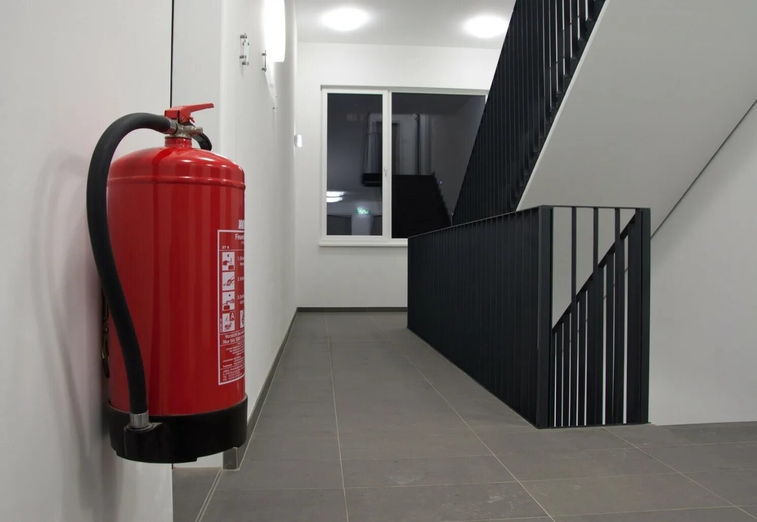 Система газового пожаротушения для серверной. Проектирование систем пожарной сигнализации и пожаротушения. Обеспечение помещения пожарным оборудованием. Требования к электро щитовым по пожарной безопасности. Требования пожарной безопасности к помещениям.