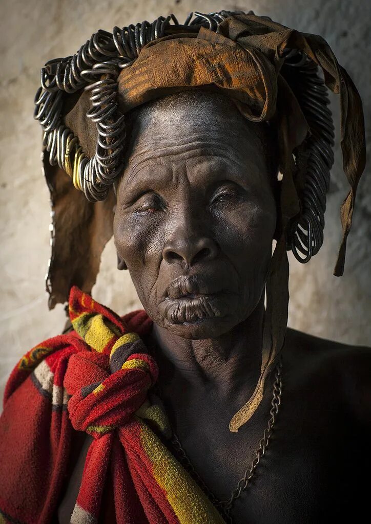 Чернокожая бабушка. Африканские женщины. Африканские племена. Старая африканка.