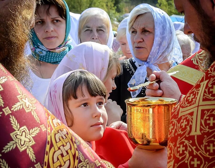 Святое причастие. Причащение христиан в храме. Причащение в церкви чудеса. Православная жизнь.