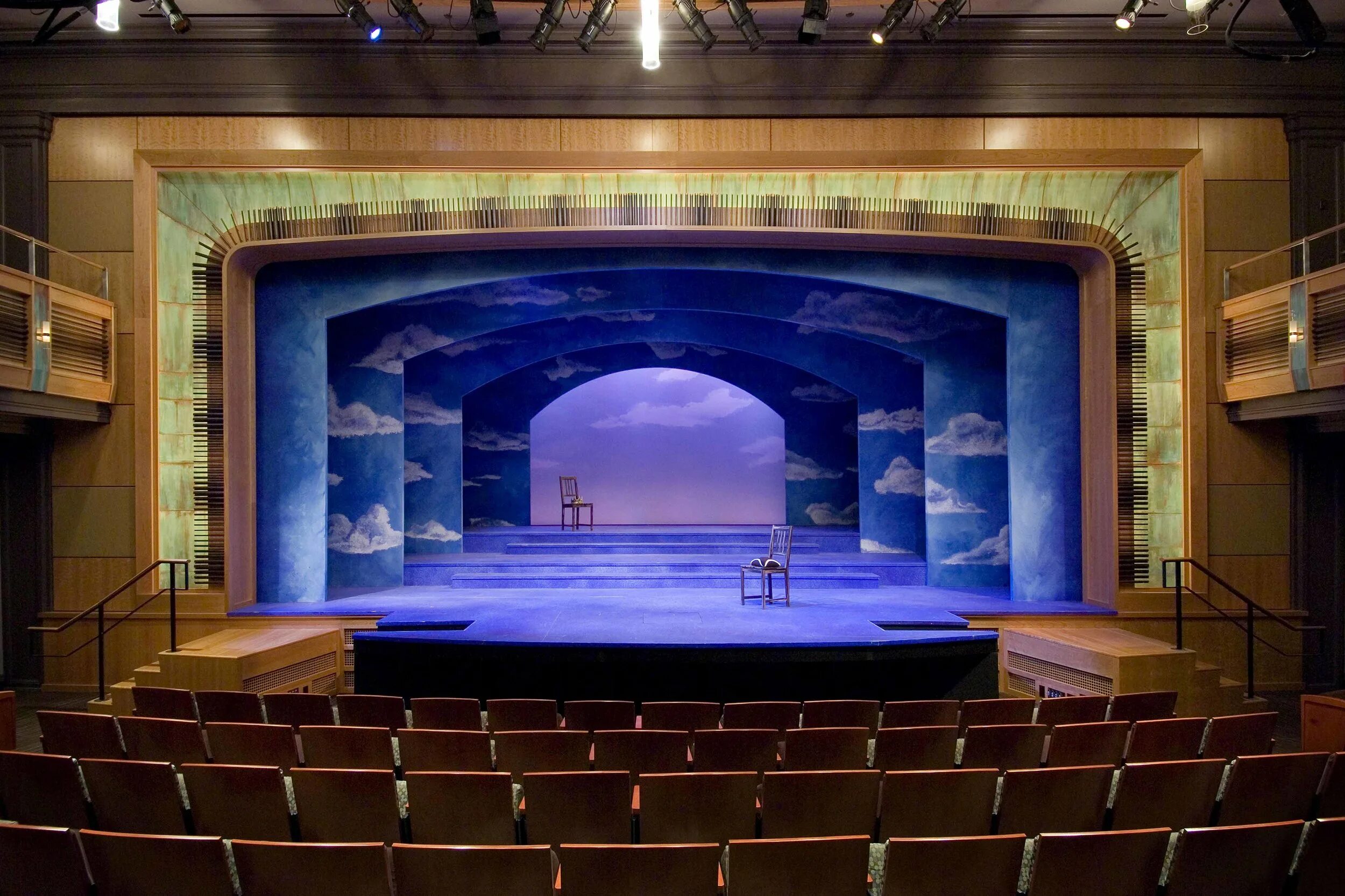 Proscenium Stage. Многоуровневая сцена. Средний театр сцена. Сцена квадратная