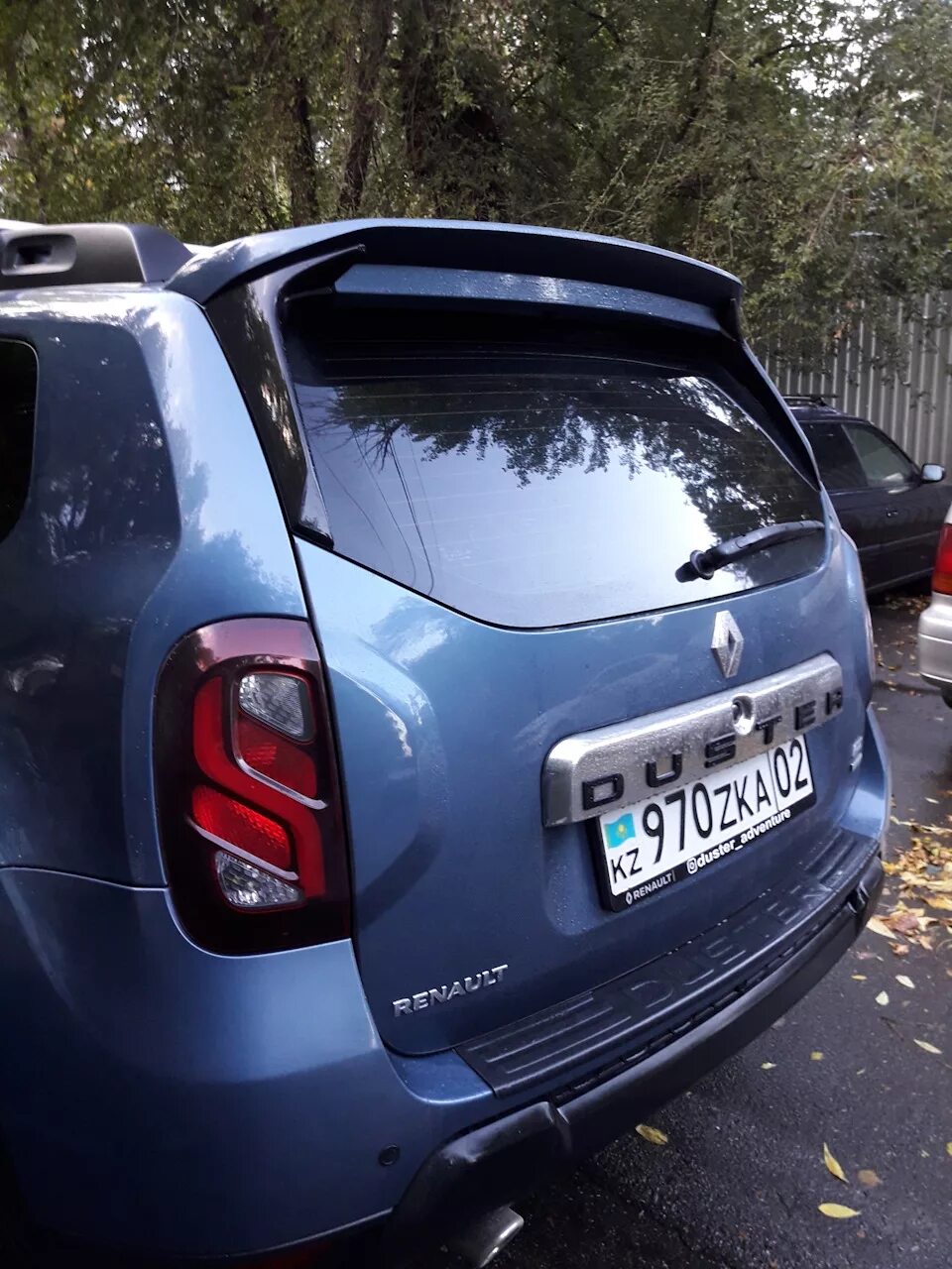 Задний спойлер на рено дастер. Renault duster 2021 спойлер. Спойлер крышки багажника на дастер. Задний спойлер renault duster. Спойлер renault duster 2013.