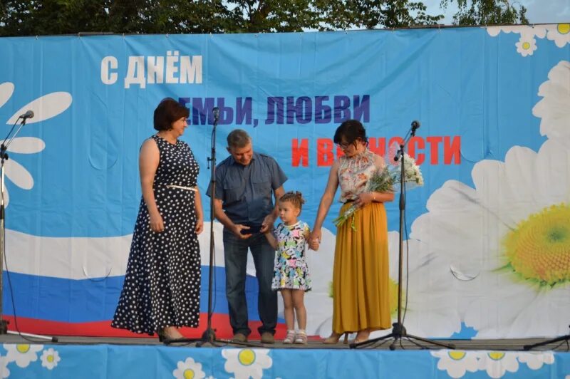 День семьи, любви и верности в селе лох Новобурасского района. ДК новые Бурасы. Единая Россия новые Бурасы. Когда день молодёжи в новых Бурассах.