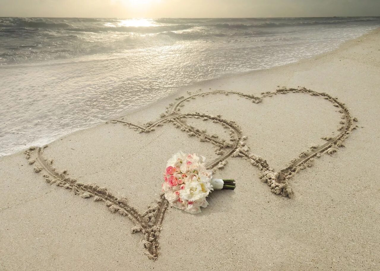 Люблю тебя романтично. Сердце на песке. Сердце на песке у моря. Сердечко на песке. Сердечко на песке у моря.