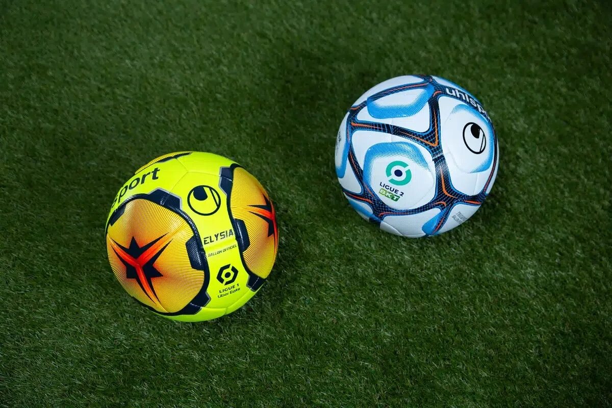 Первый мяч в футболе. Мяч Лиги 1. Мяч французской Лиги. Мяч французской Лиги 1. Мяч ла Лиги 22/23.
