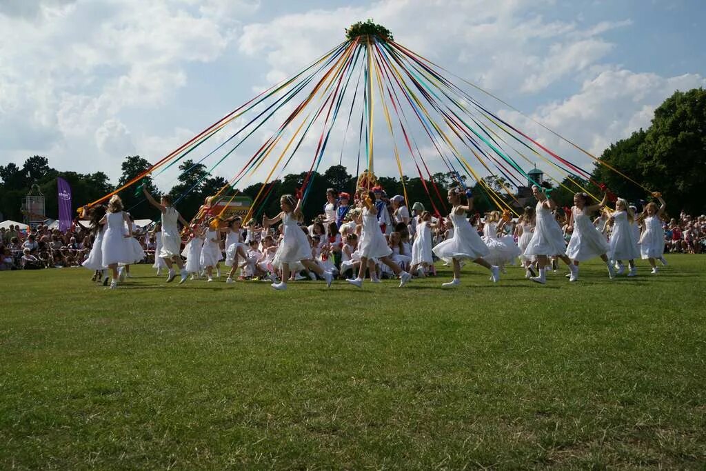 Майский праздник в Великобритании May Day. Мэй Дэй в Великобритании. Мэй Дэй праздник. The Maypole праздник в Англии. 1 мая дерево