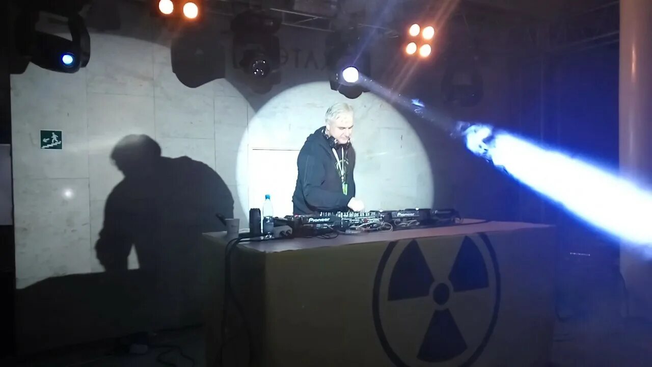 Колбасный цех дискотека. Диджей врунгель. dj врунгель фото. dj врунгель колбасный цех. дискотека колбасный цех.