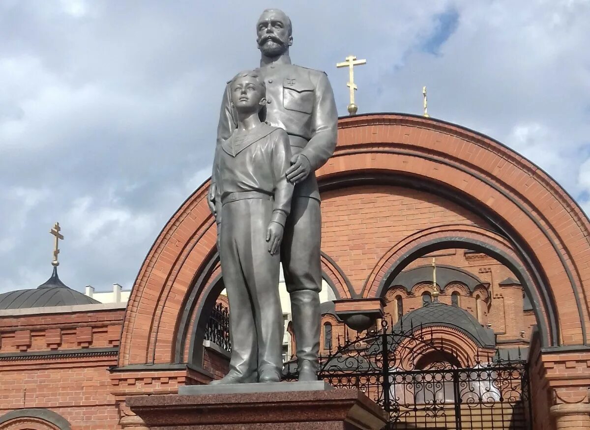 Какие памятники в 18 году. Памятник Николаю 2 в Новосибирске. Памятник Николаю II И цесаревичу Алексею в Новосибирске.
