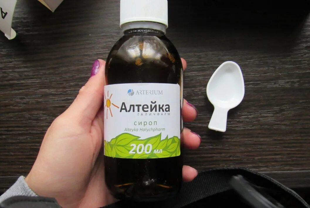 Детские отхаркивающие сиропы от 3 лет. Микстура алтейка. алтейка артериум сироп. алтей сироп алтейка. сироп отхаркивающий для детей с 6 лет алтейка.