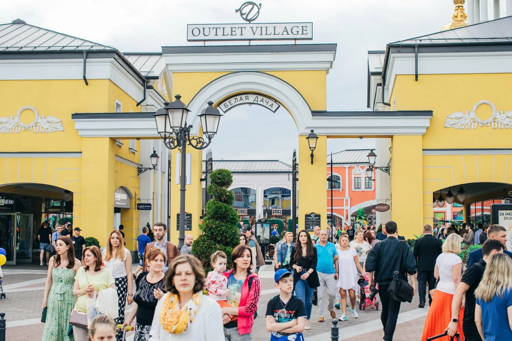 Outlet котельники village белая. Архангельское Вилладж аутлет. Outlet Village Котельники. Аутлет Вилладж белая дача. Новая Рига аутлет Виладж.