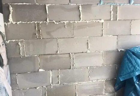 Кирпич на пену монтажную