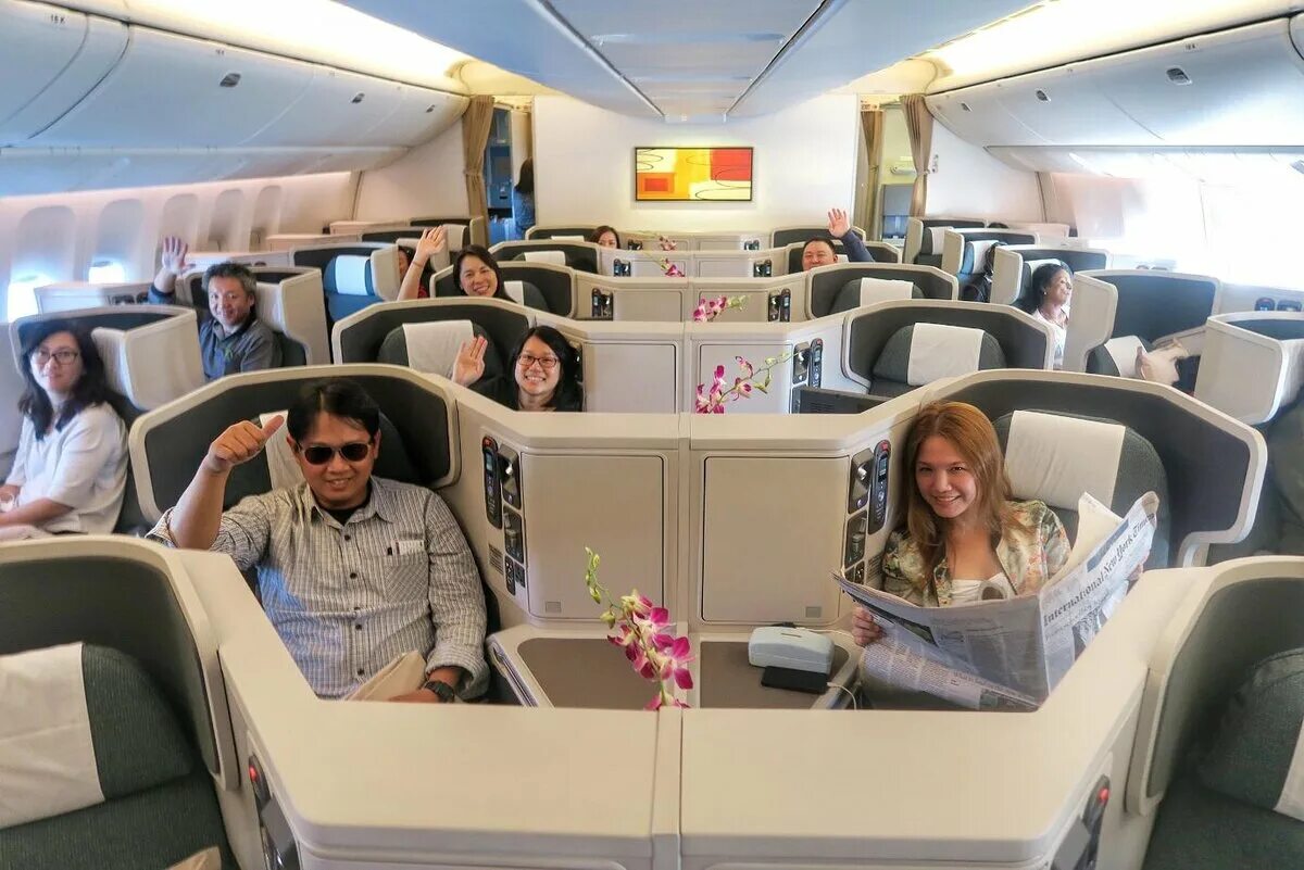 Вип места в самолете. Самолет cathay pacific 1 класс. места бизнес класса в самолете. места в бизнес классе.